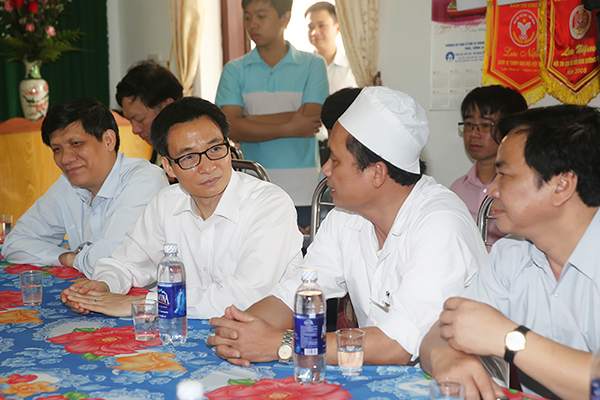 Ông Vũ Đức Đam ghé thăm vườn ươm